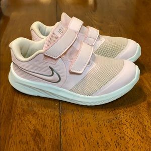 Girls toddler star runner nikes size 9